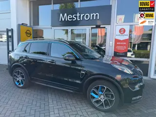 Lynk & Co 01 1.5 MY 23 FACELIFT / Zwarte Hemel / Infinity Sound / 360 Camera / Panoramadak / Adaptiv