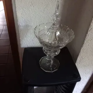 Bonbonnière op voet met fraaie deksel van geslepen glas.