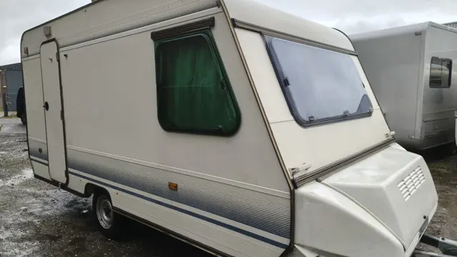 Adria B 415 PH vastbed en middendinette