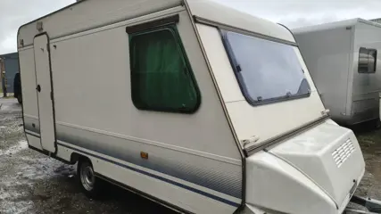 Adria B 415 PH vastbed en middendinette