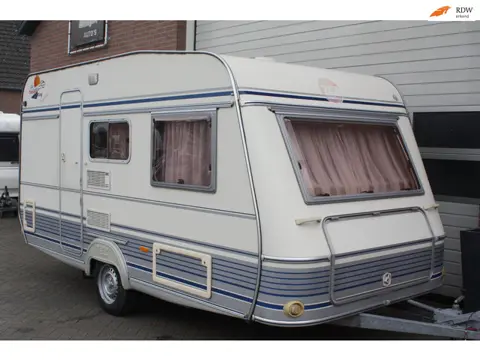 Tec 390K1 4Persoons, Midden Keuken, Vast Toilet, Voortent, Kachel, Koelkast.