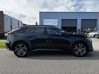 Toyota bZ4X Premium 4WD 71 kWh 3 FASE MEEST LUXE 4WD  ALLE OPTIES!!!! TREKHAAK! ORG NL EERSTE EIGENA