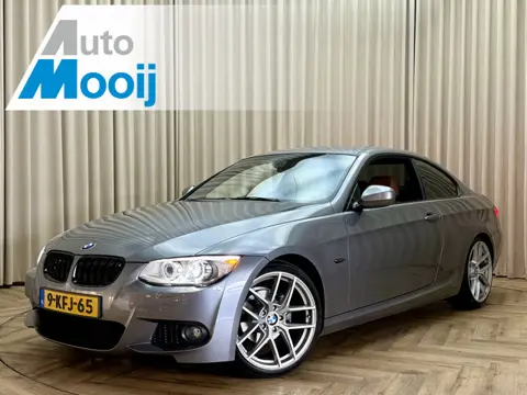 BMW 3 Serie Coupe 320i LCI M-Sport / Org.NL! / 19'' LMV / Xenon / Leder / Stoelverwarming / Cruise /