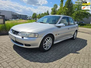 Opel Vectra 1.8-16V Sport Edition II Airco weinig kmstand N.A.P Nieuw A.P.K