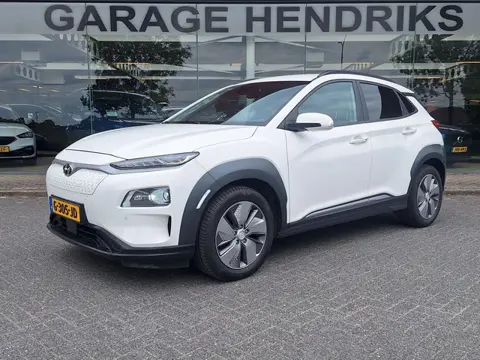 Hyundai Kona EV Premium 64 kWh | SOH: 96,8% | Warmtepomp | Lage km-stand | Leder | HUD | Blindspot |