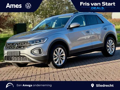 Volkswagen T-Roc 1.5 TSI 150pk DSG Life Edition | Dodehoeksensoren | Climatronic | Achteruitrijcamer