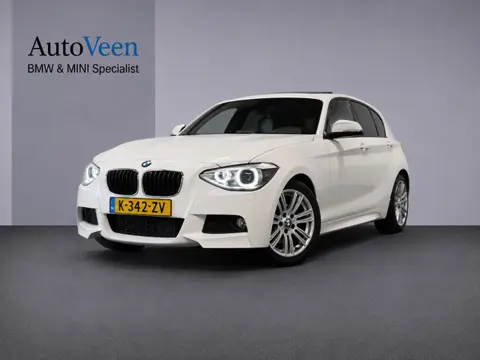 BMW 1-serie 118i High Executive (PANO, LED, STOELVERWARMING, GROOT NAVI, PARKEERSENSOREN)