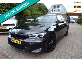 BMW 3-serie 330e M-PAKKET/OPEN DAK /HEAD-UP/CAMERA/CARPLAY/SFEERVERLICHTING/LASER/MEMORY/BJ 2024
