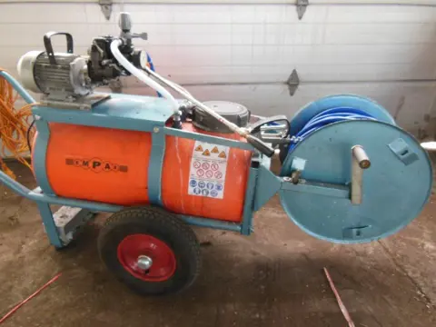 Mooie veld-ton spuit aangeboden