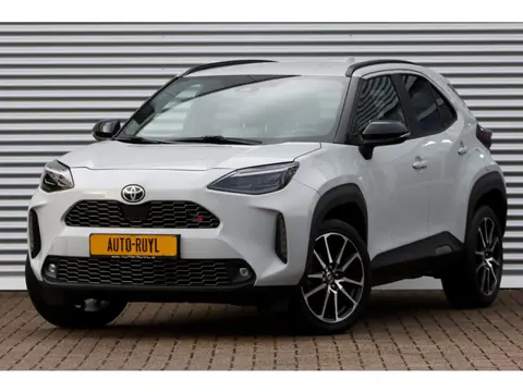 Toyota Yaris Cross 1.5 Hybrid GR Sport Ceramic Gray Metallic