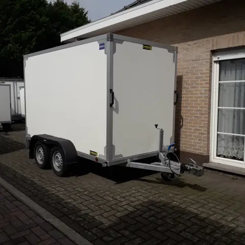 gesloten aanhangwagen geremd