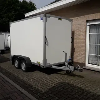 gesloten aanhangwagen geremd