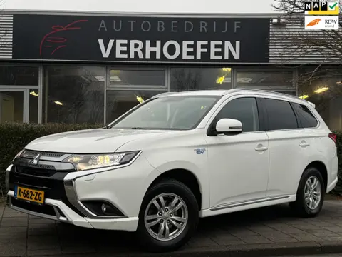 Mitsubishi Outlander 2.4 PHEV Pure - APPLE CARPLAY - PARKEER CAMERA - TREKHAAK - STOEL VERW - ORG NL