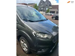 Ford Tourneo Courier 1.0 Titanium komt binnen!
