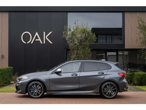 BMW 1-serie M135i xDrive | Live Cockpit | Panorama | Schaalstoelen | Memory | H&K | ACC | Trekhaak |