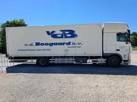 DAF XF 105 410 met laadklep (bj 2009)