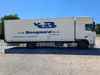 DAF XF 105 410 met laadklep (bj 2009)
