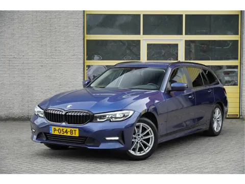 BMW 3 Serie Touring 318i Automaat! Business Edition Plus BJ2022 Lmv 17" | Led V+A | Pdc | Elek. acht