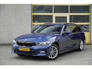 BMW 3 Serie Touring 318i Automaat! Business Edition Plus BJ2022 Lmv 17" | Led V+A | Pdc | Elek. acht