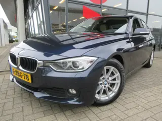 BMW 3-serie 316i Executive | AUTOMAAT | VIERSEIZOENEN BANDEN | LEDER | NAVIGATIE |