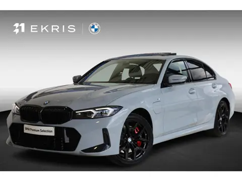 BMW 3 Serie Sedan 330e | M Sport Pro | Glazen Schuif-/Kanteldak | Lederen Sportstoelen | Stoelverwar