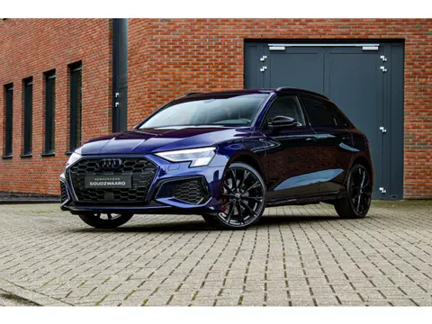 Audi A3 Sportback 45 TFSI e S edition Competition | Matrix | Sportstoelen | Camera | Trekhaak | Ambi