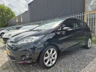 Ford Fiesta BWJ 2012 | 1.25 82PK Trend LEES TEKST | AIRCO | LICHTMETAAL | SPOILER | STUURBEKR |