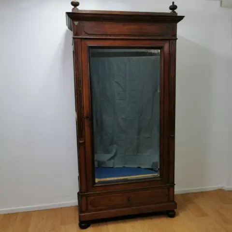 Antieke kleerkast, kleding kast, garderobekast