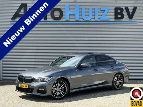 BMW 3-serie 330i High Executive M Sport Schuif-/ Kanteldak 19 Inch Wegklapbare trekhaak Achteruitrij