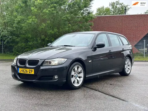 BMW 3-serie Touring 318i Luxury Line Cruise*Xenon*Clima*LM*Stoelverwarming*Parkeersensoren*Dealer on