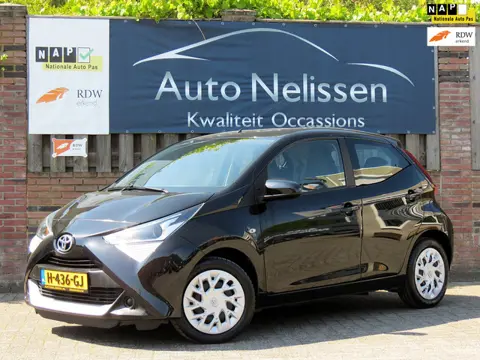 Toyota Aygo 1.0 VVT-i x-play | ACHTERUITRIJCAMERA | DEALER ONDERHOUDEN | APPLE CARPLAY | AIRCO | NIE