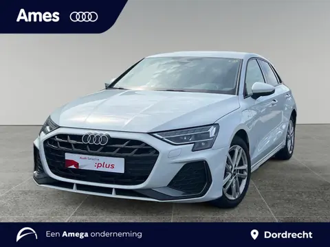 Audi A3 Sportback 40 204pk TFSI e S Line Parkeersensoren voor en achter | Achteruitrijcamera | MMI N