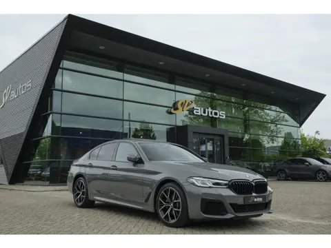 BMW 5-serie 520i 184pk M-sport Schuifdak *BTW* Comfortstoelen Individual Sfeerverlichting NLauto 1e 