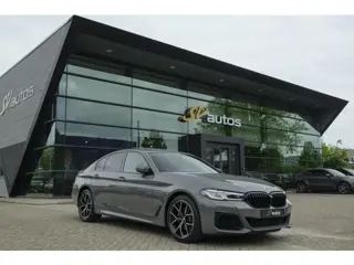 BMW 5-serie 520i 184pk M-sport Schuifdak *BTW* Comfortstoelen Individual Sfeerverlichting NLauto 1e 