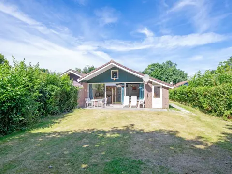 Geschakelde recreatiewoning in de buurt van natuurgebied en duinen