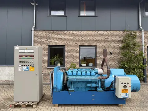 Mercedes-Benz OM 404 AvK 200 kVA noodstroom aggregaat generatorset 382 hours
