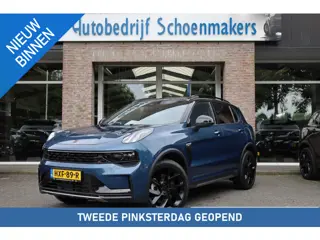 Lynk & Co 01 1.5 261PK! MY23+BLACKLINE + 6.6 Kwh LADEN! ZWARTE-HEMEL 360-CAMERA PANO/SCHUIF INFINITY