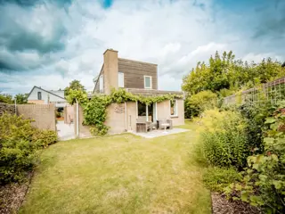 Vrijstaand vakantiehuis met zonnige patio en tuin met terras