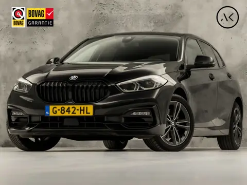 BMW 1 Serie 118i Sport Automaat (APPLE CARPLAY, GROOT NAVI, LEDER, CAMERA, SPORTSTOELEN, SFEERVERLIC