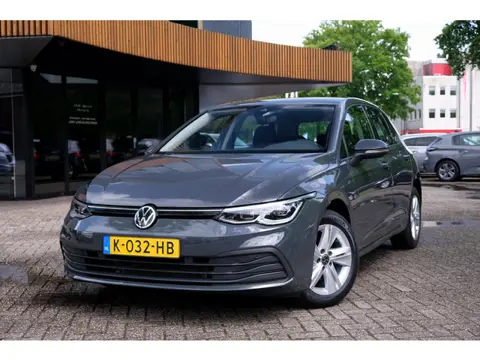 Volkswagen Golf 1.0 eTSI Life Business|Rijklaar!|ACC|Massage|Camera|Carplay/AndroidAuto|Sfeerverlich