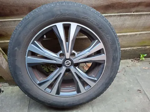 Nissan 18 inch OEM velgen Winterbanden X-Trail Qashqai