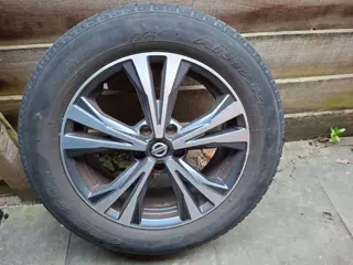 Nissan 18 inch OEM velgen Winterbanden X-Trail Qashqai