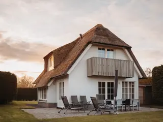 Rietgedekte vakantievilla met grote tuin op klein park net buiten Den Burg