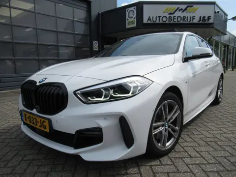 BMW 1-serie 116i Executive Edition / AUTOMAAT / PANO / NAV / Camera / Stoelverwarming