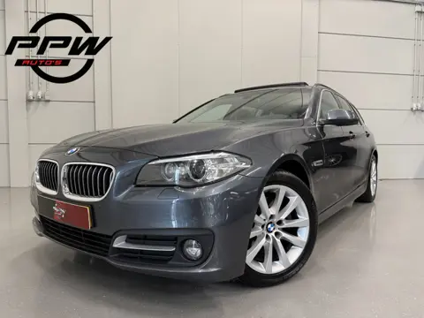 BMW 5 Serie Touring 520d High Exe PANO/LED/TREKHAAK/ZWART LEER/18"/NAVI-GROOT/ECC/CRUISE/STOELVERWAR