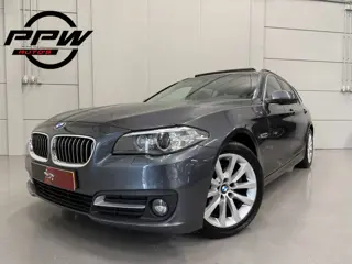BMW 5 Serie Touring 520d High Exe PANO/LED/TREKHAAK/ZWART LEER/18"/NAVI-GROOT/ECC/CRUISE/STOELVERWAR