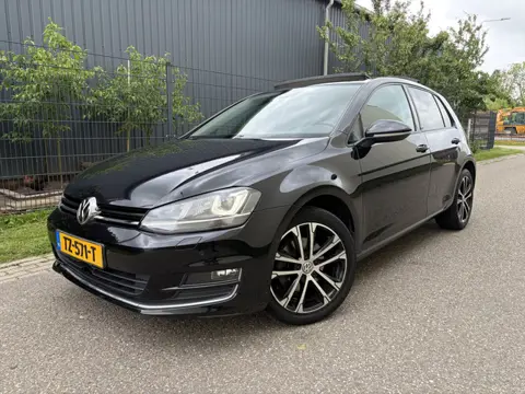 Volkswagen Golf 1.6 TDI Connected Series / PANORAMADAK / NAVI / CRUISE