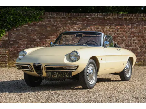 Alfa Romeo Spider Duetto 1600 Restored condition - A restoration from the days when NOS parts were r