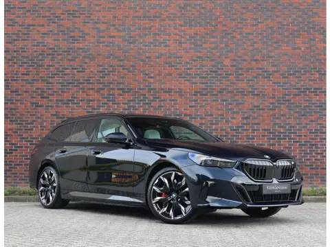 BMW 5 Serie 550e Touring xDrive | Pano - Trekhaak - HUD