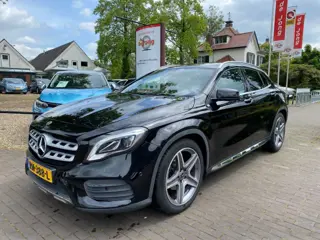 MERCEDES-BENZ GLA-KLASSE 180 ACTIVITY EDITION AUTOMAAT / NAVI / CAMERA / 19'' LM-VELGEN / HALF LEDER / CRUISE CTR. / ELEK. KLEP / LED